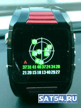 часы с GPS трекером- фотография дисплея. Видны спутники, задействованные в это время